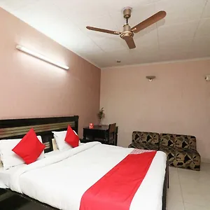 Hotel Oyo 24672 Bharat